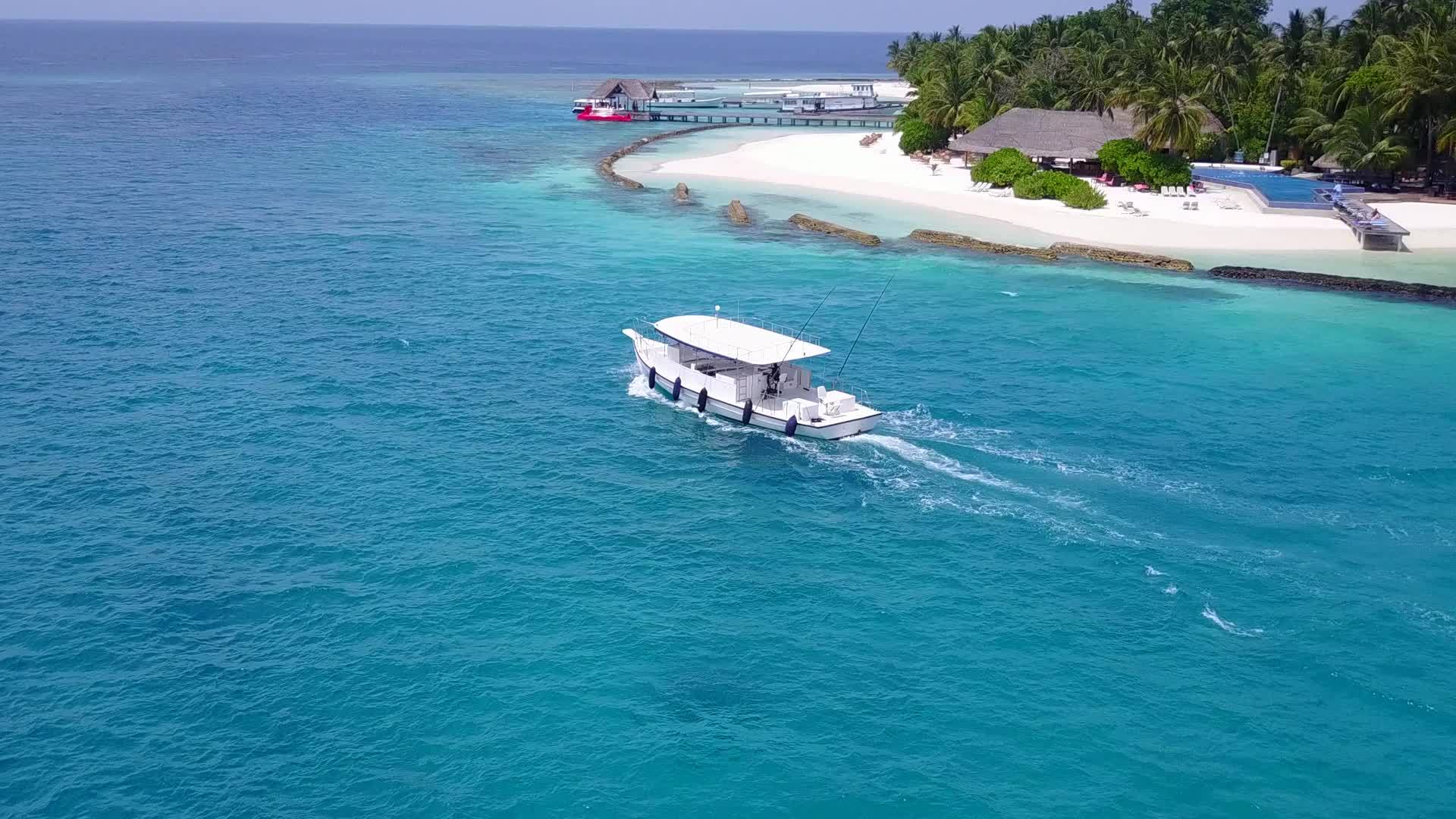 在沙洲附近的白沙背景下绿松石水田园诗般的度假海滩白天视频的预览图