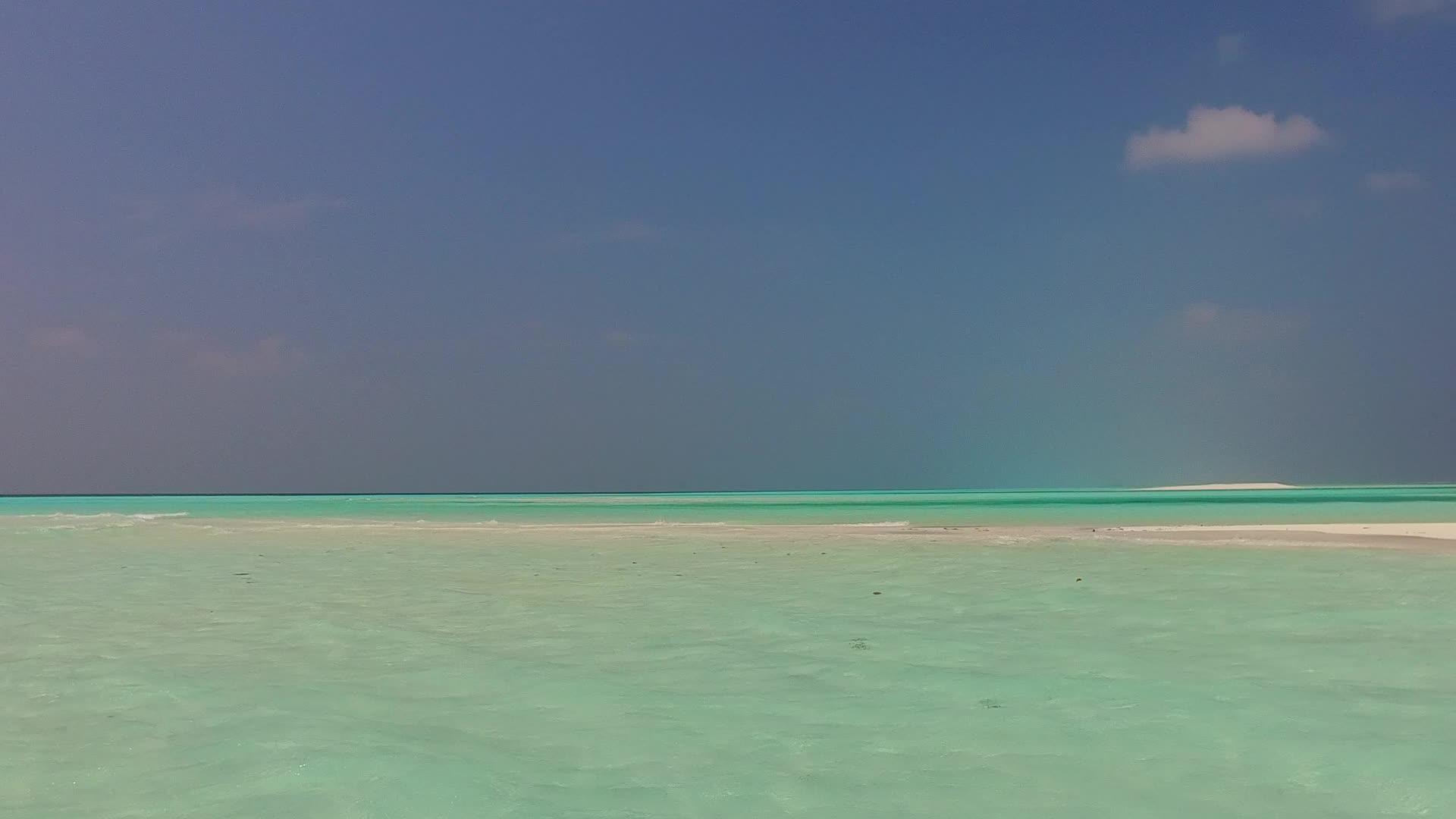 环礁湖周围安静的海滩假日浪漫结构由海浪附近的水蓝色水组成视频的预览图