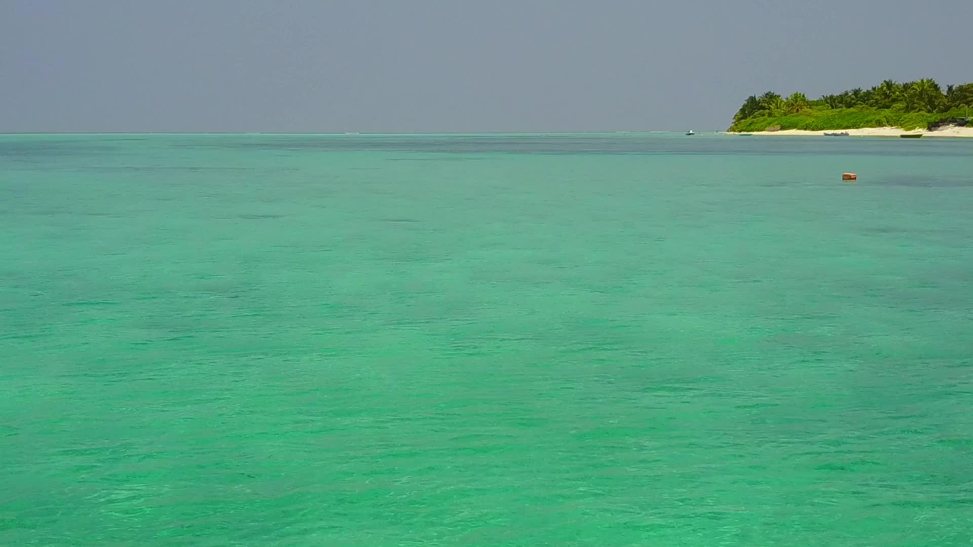 蓝海和海滩附近的白沙沙本背景热带海岸海滩时间视频的预览图