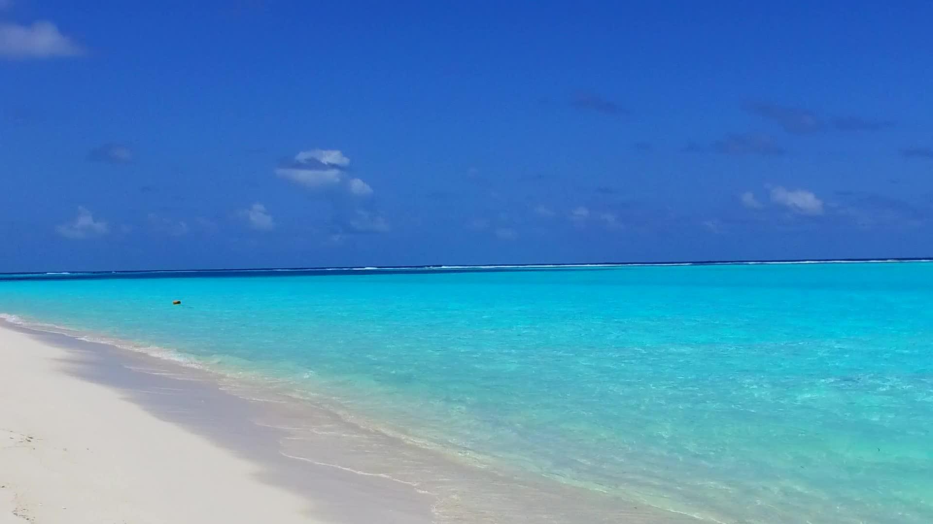 透明水热带海滩度假村附近有明亮的沙质背景视频的预览图