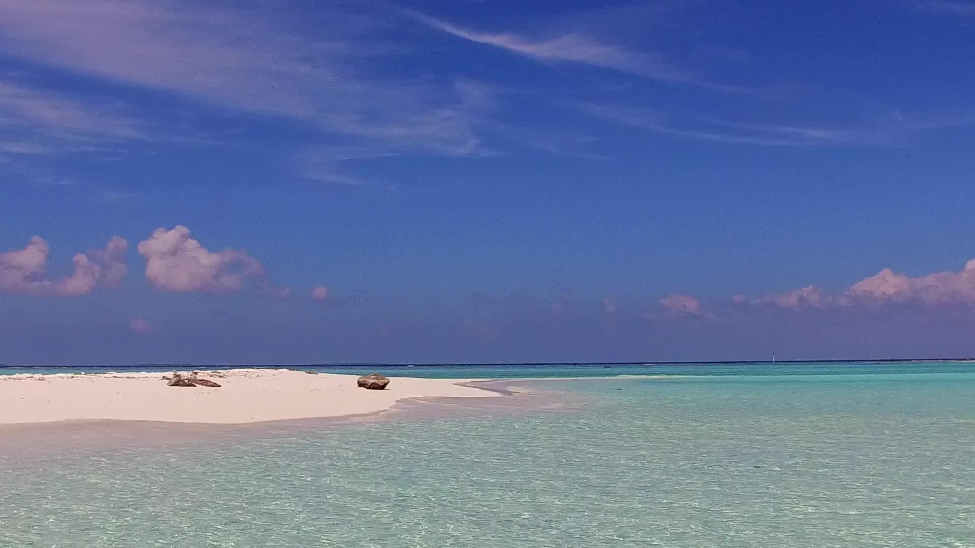 蓝海放松了环礁湖海滩的抽象时刻视频的预览图