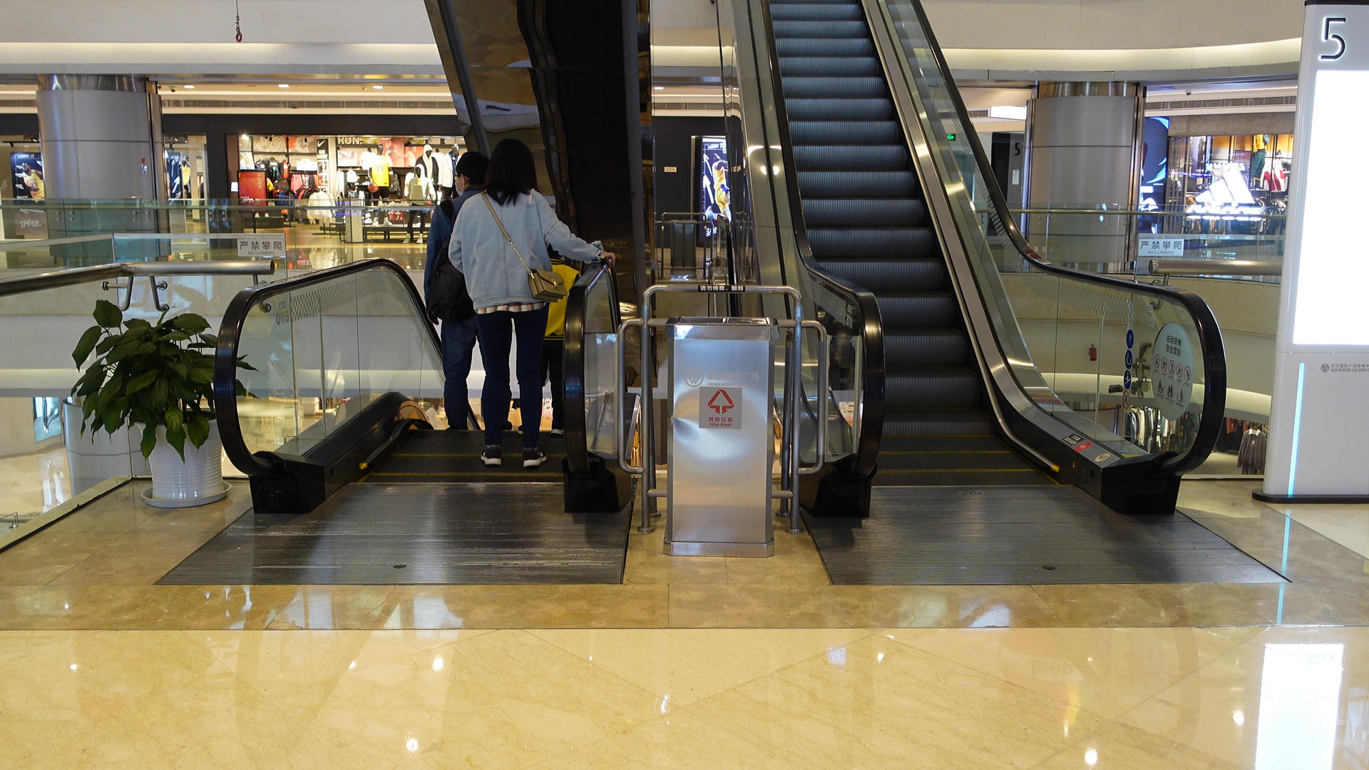 购物中心手扶电梯4k商业素材视频的预览图