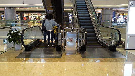 购物中心手扶电梯4k商业素材视频的预览图
