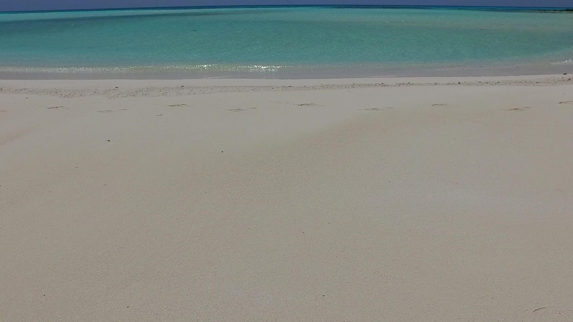 豪华度假村海滩度假胜地复制在海浪附近白沙背景的清澈海水中视频的预览图