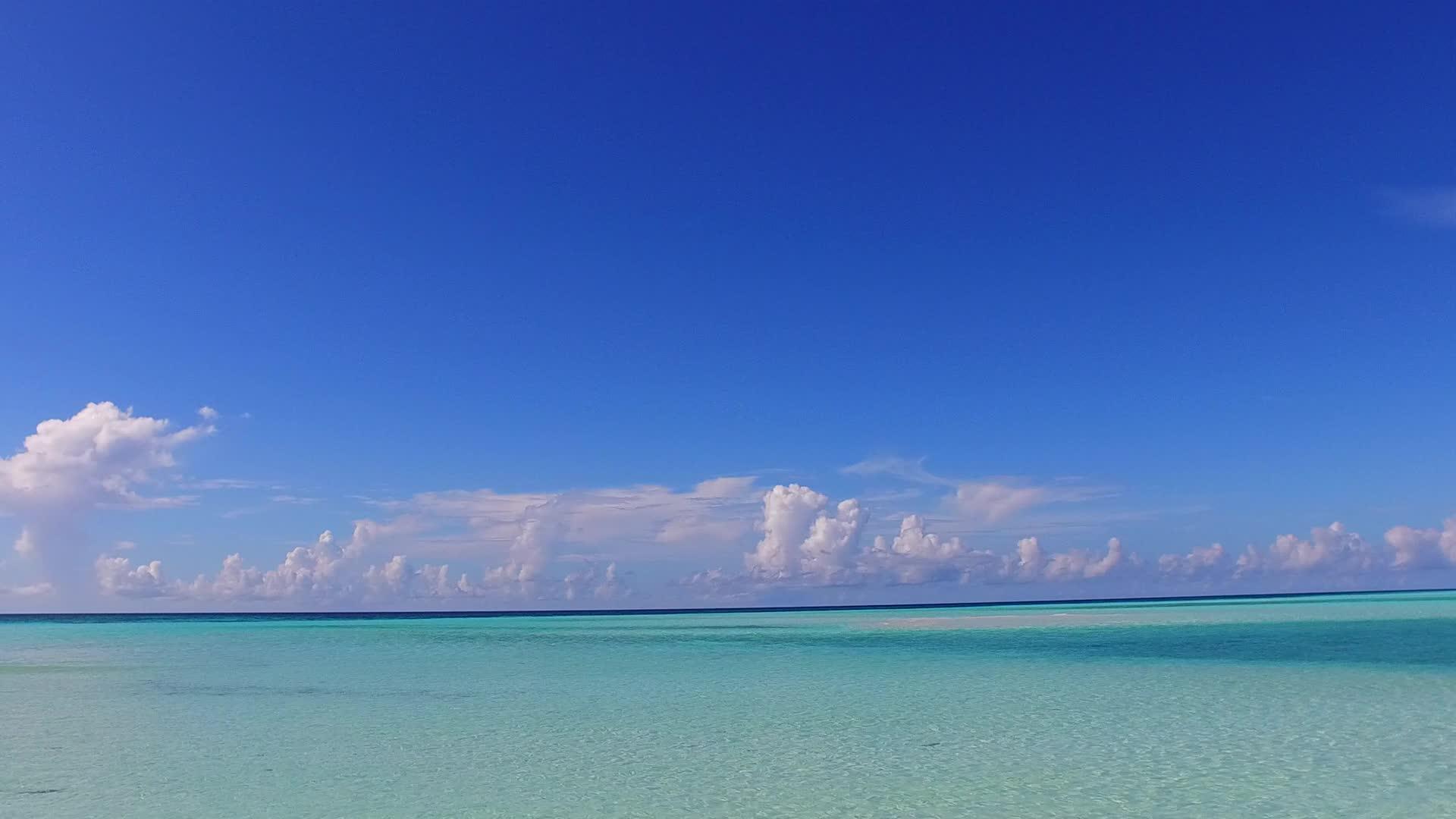 由于浅海和珊瑚礁附近的白沙背景沿海海滩上奇怪的海岸线断裂视频的预览图