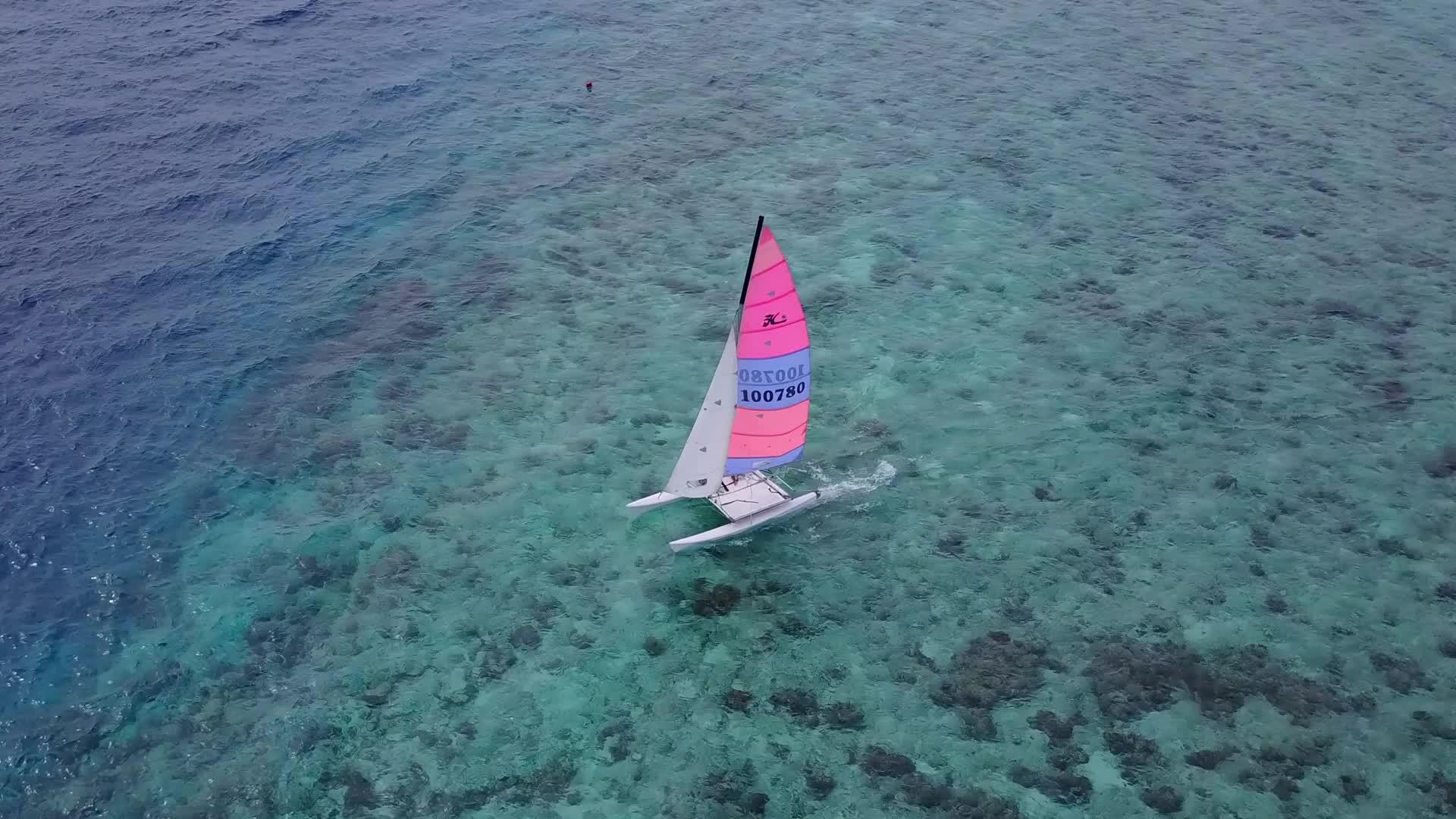 水蓝色海洋外国旅游海滩在白沙背景附近的珊瑚礁上航行视频的预览图