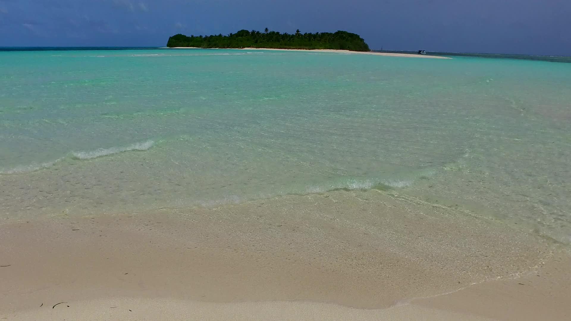 蓝绿色的海洋和沙洲附近的白色沙滩度假浪漫风景视频的预览图