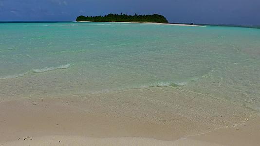 蓝绿色的海洋和沙洲附近的白色沙滩度假浪漫风景视频的预览图