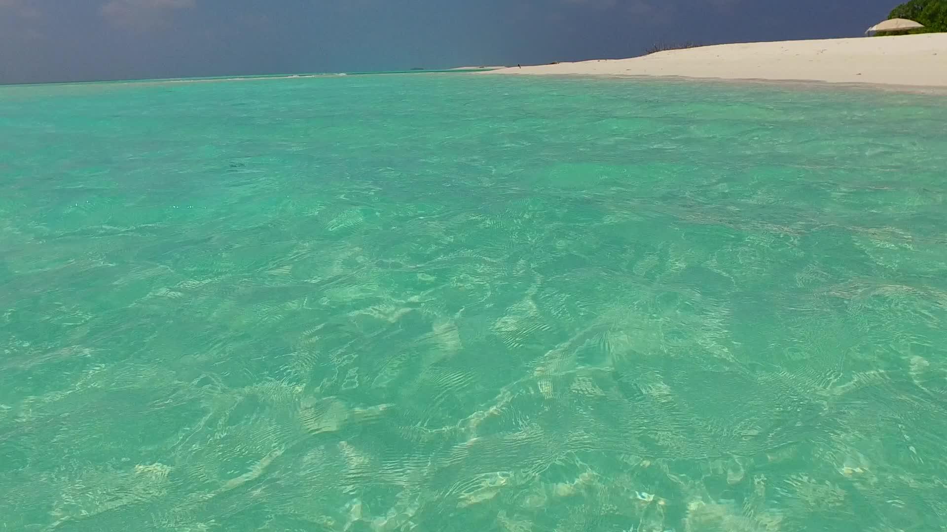 海洋海滩生活方式的温暖旅游海面附近有一个白色的沙底背景视频的预览图