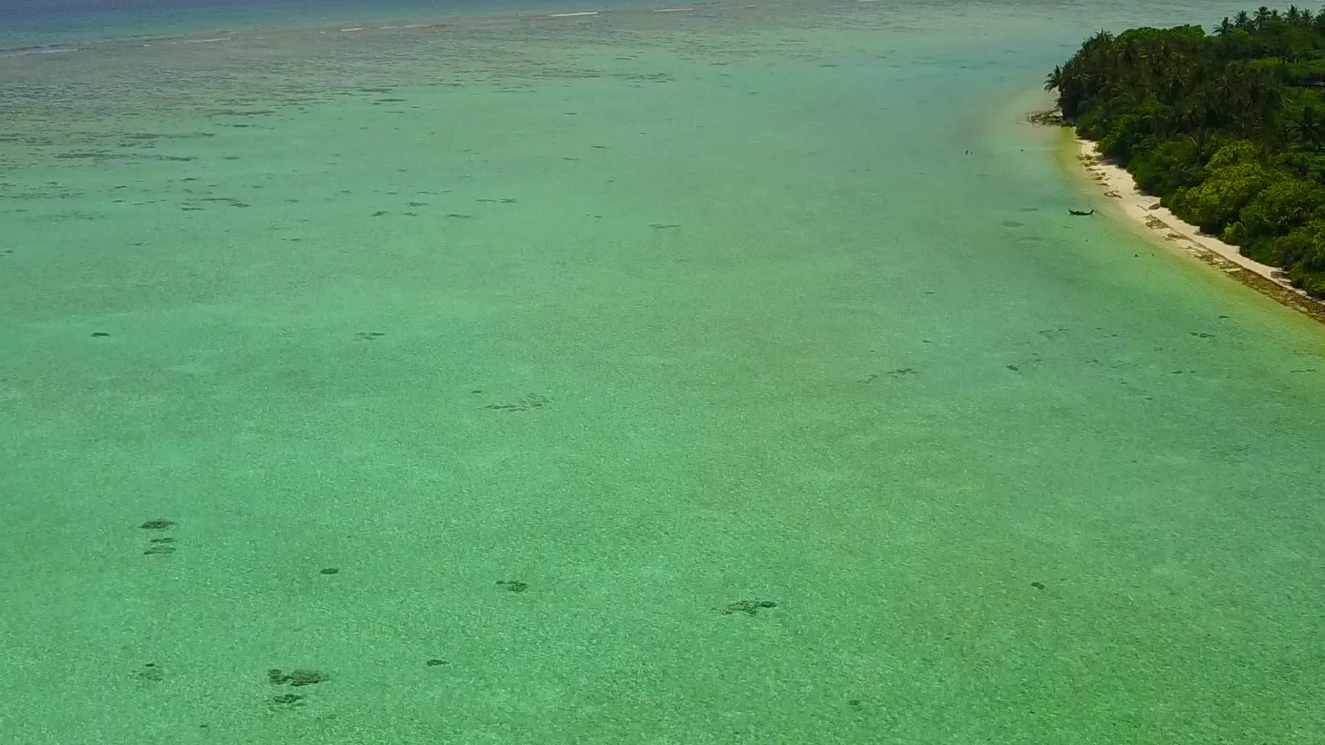天堂岛海滩时间分为蓝水和海滩附近的白沙沙本背景视频的预览图
