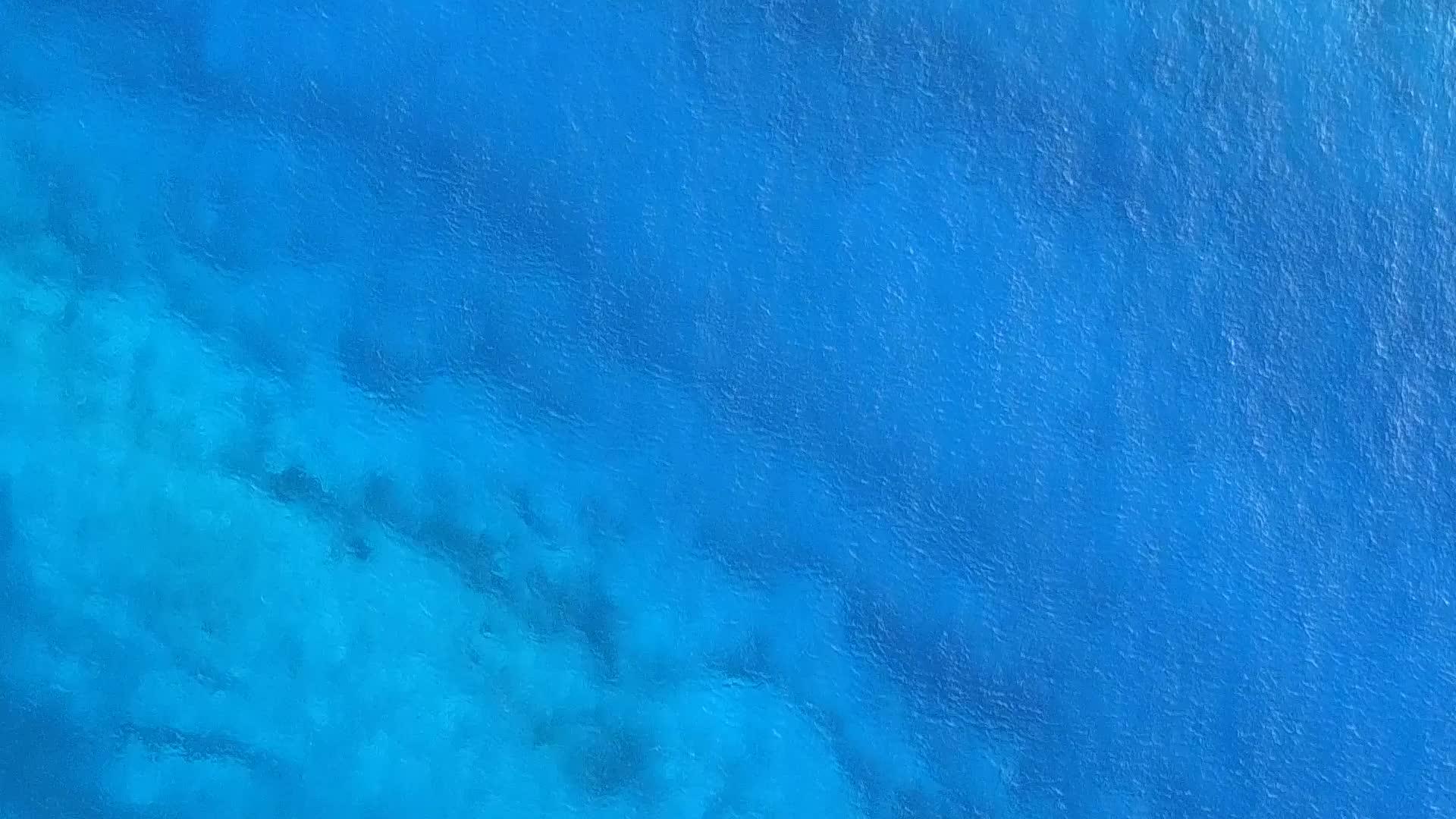 蓝色的海洋和日落前浅沙背景的奇怪旅游海滩假日风景宽阔的角落视频的预览图
