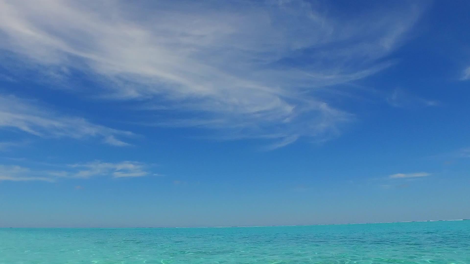 浅水环礁和白色沙滩背景靠近珊瑚视频的预览图