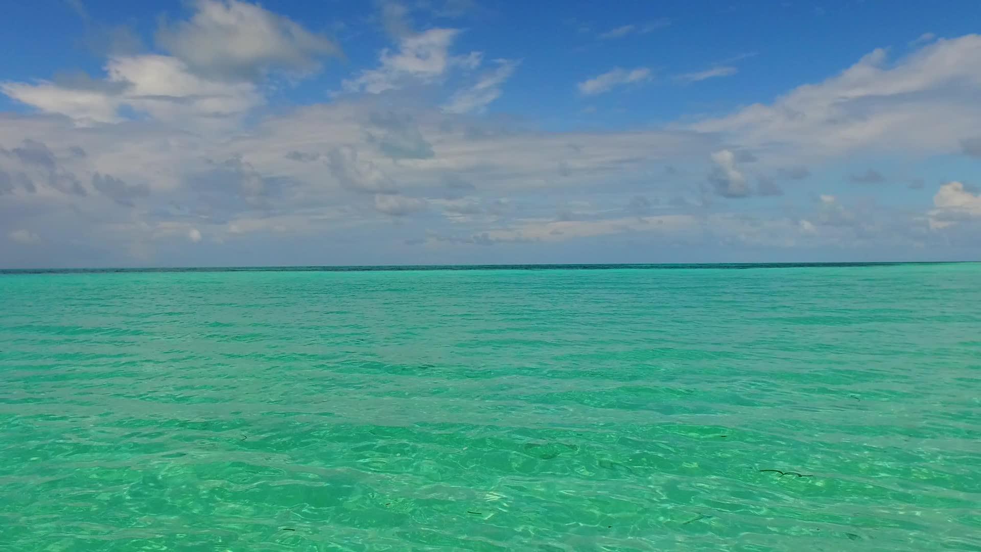 在度假胜地附近的蓝色海洋和海滩上阳光明媚外观奇特视频的预览图
