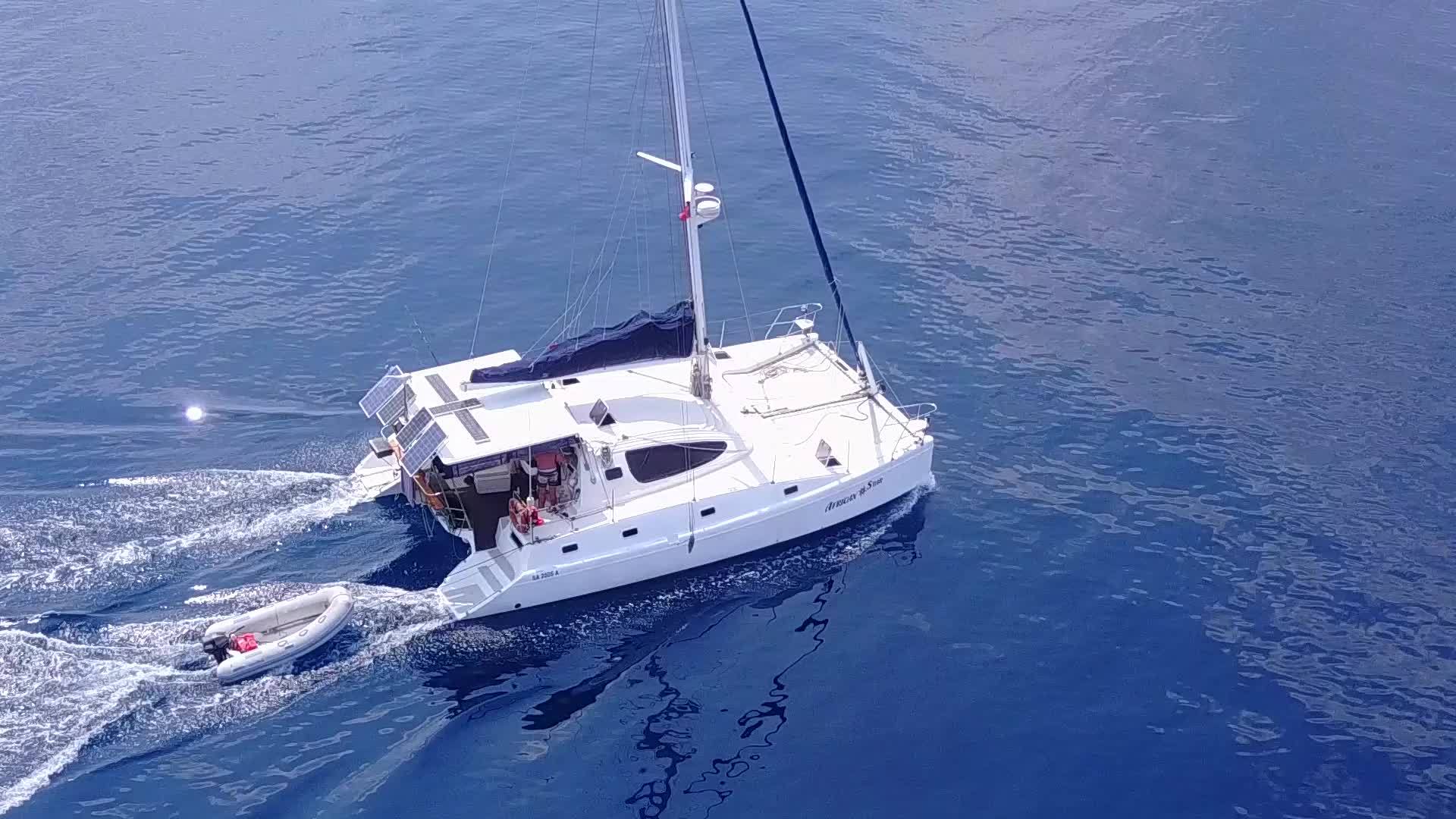 海边美丽的海滩之旅海滩附近的水蓝环礁湖和白色环礁湖视频的预览图