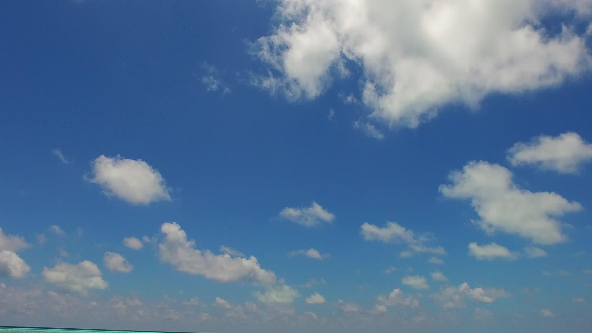 通过蓝绿色的海洋和靠近珊瑚礁的白沙本背景视频的预览图