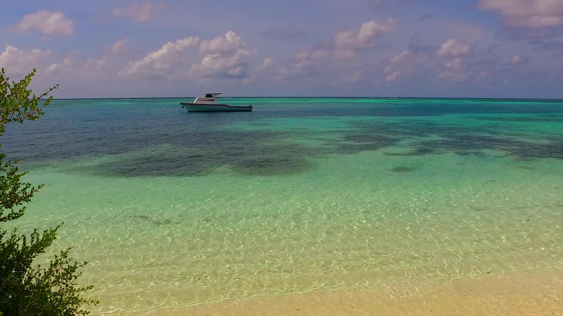 完美的度假胜地从海浪附近的白色海滩背景的水蓝色环礁湖航行视频的预览图