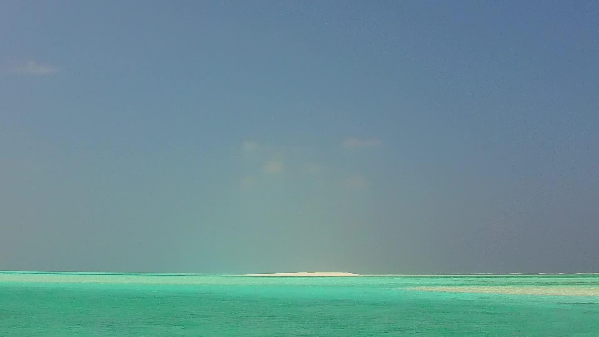 阳光明媚的天堂岛海滨风景冒险在度假胜地附近有白沙视频的预览图