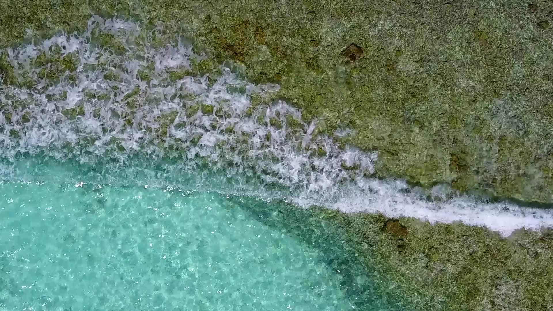 沙洲附近的白沙背景浅水海滩旅行浪漫视频的预览图