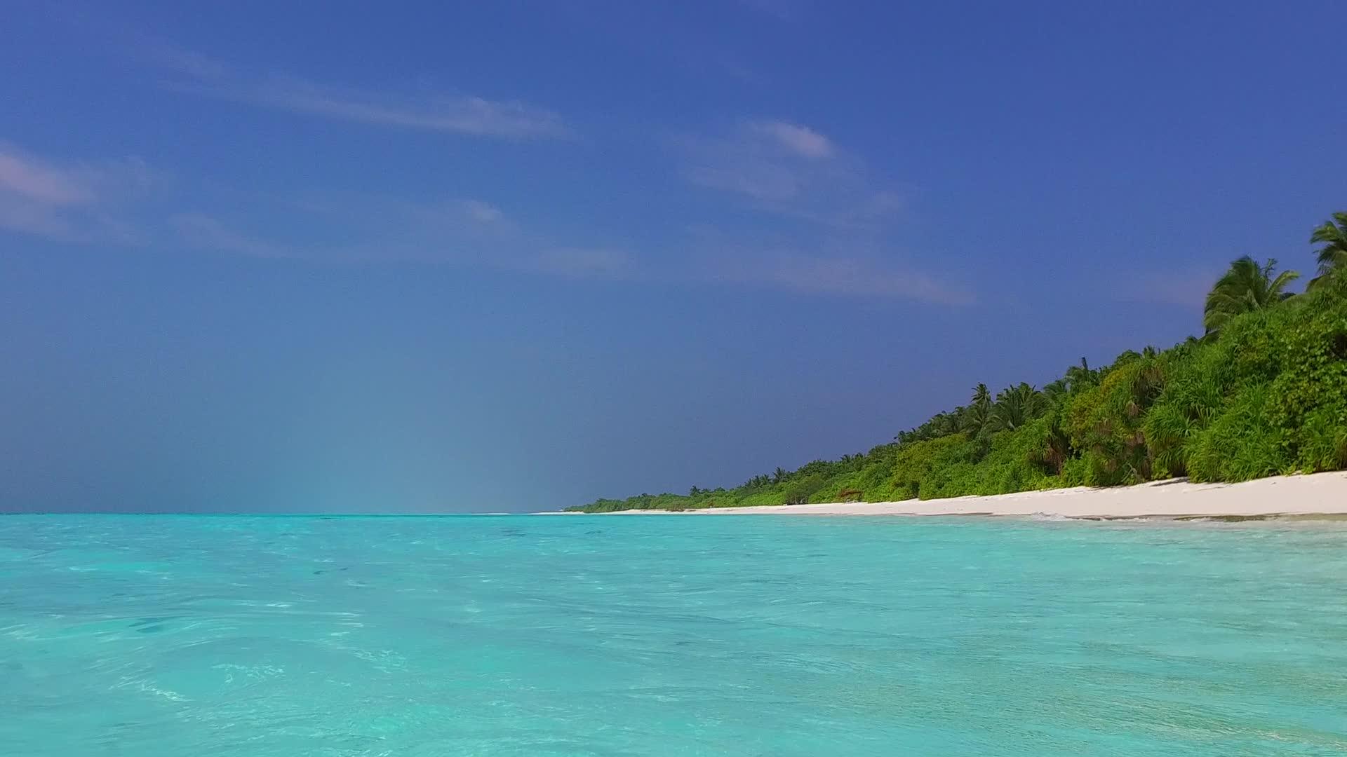 以蓝海为例在蓝色的海滩上在珊瑚礁附近有一个白色的海滩背景视频的预览图