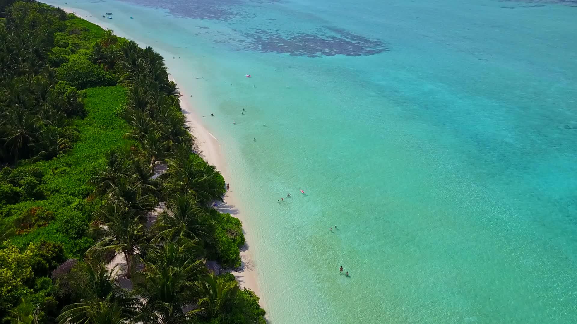 由于蓝海和度假胜地附近的白色海滩背景海上环礁湖海滩视频的预览图