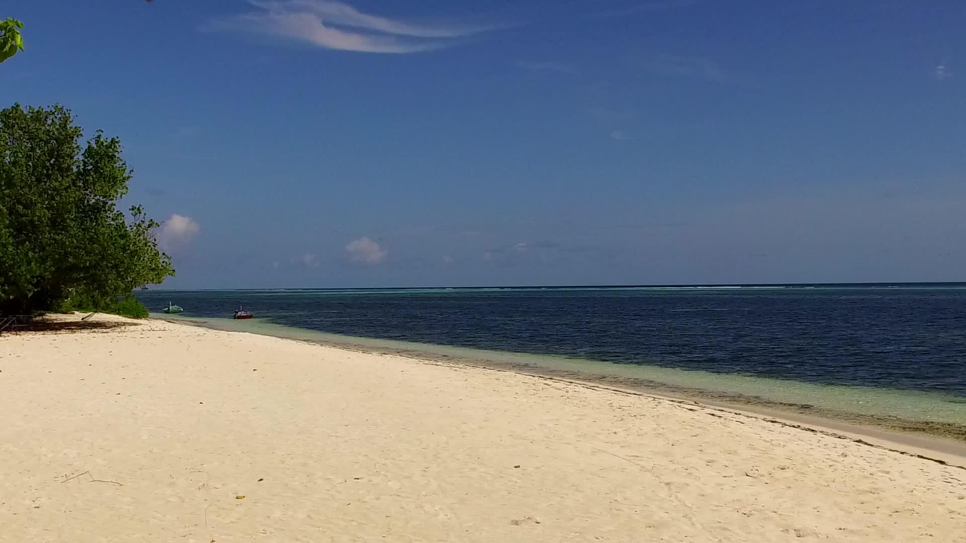蓝色的环礁湖白色的沙子背景靠近海浪天空看起来美丽海滩和海滩视频的预览图
