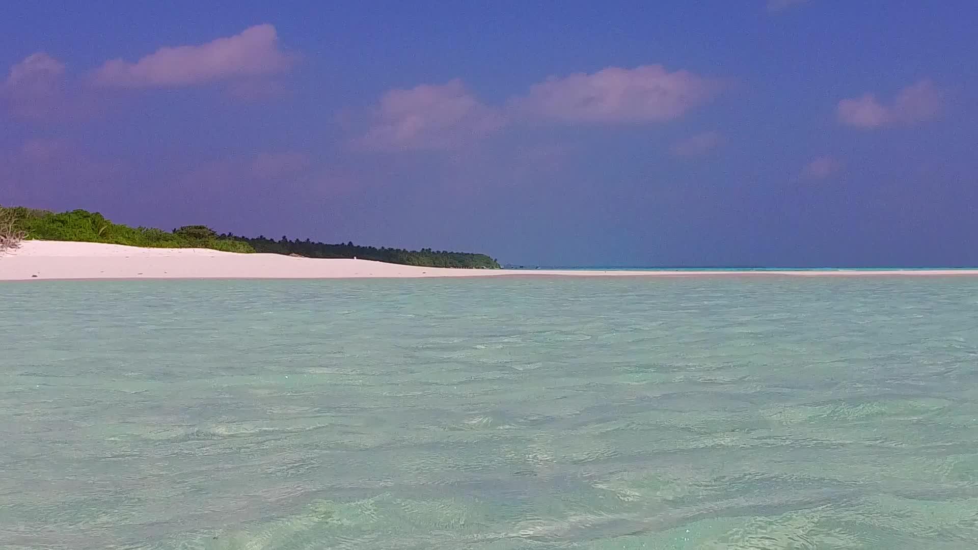 日落前的蓝色水和清洁海滩背景的蓝色水在海边探索白天旅行视频的预览图