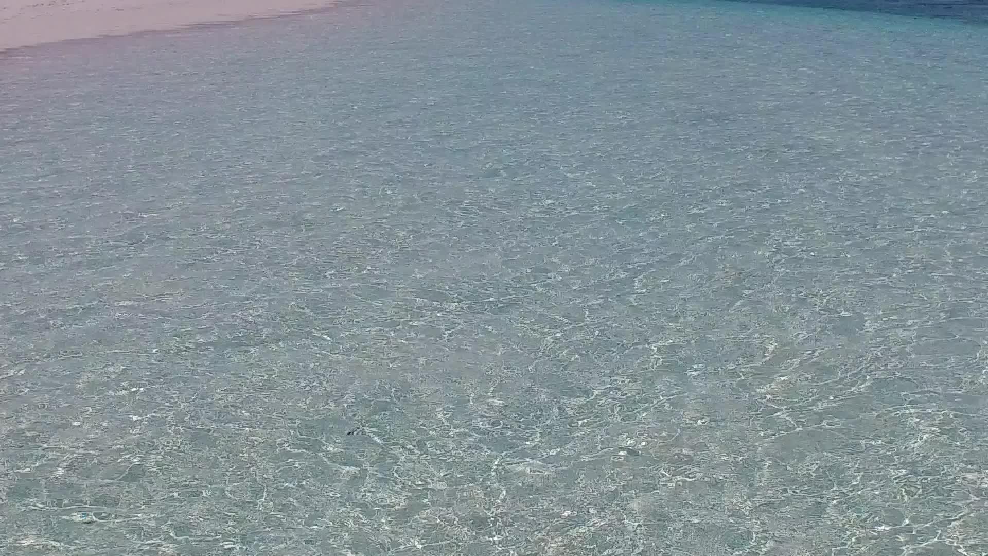 宁静的蓝色水是用蓝色的水和沙巴附近的白色沙子背景复制的视频的预览图