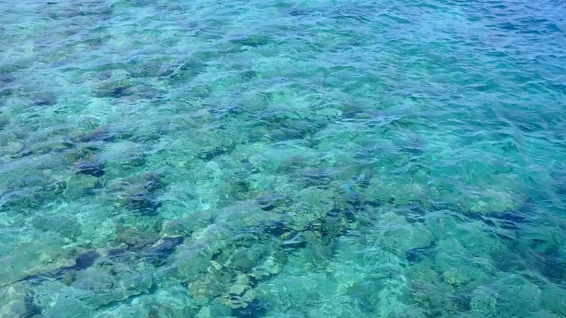 环礁湖周围安静的海滩假日休闲旅行在蓝海附近的度假胜地和视频的预览图