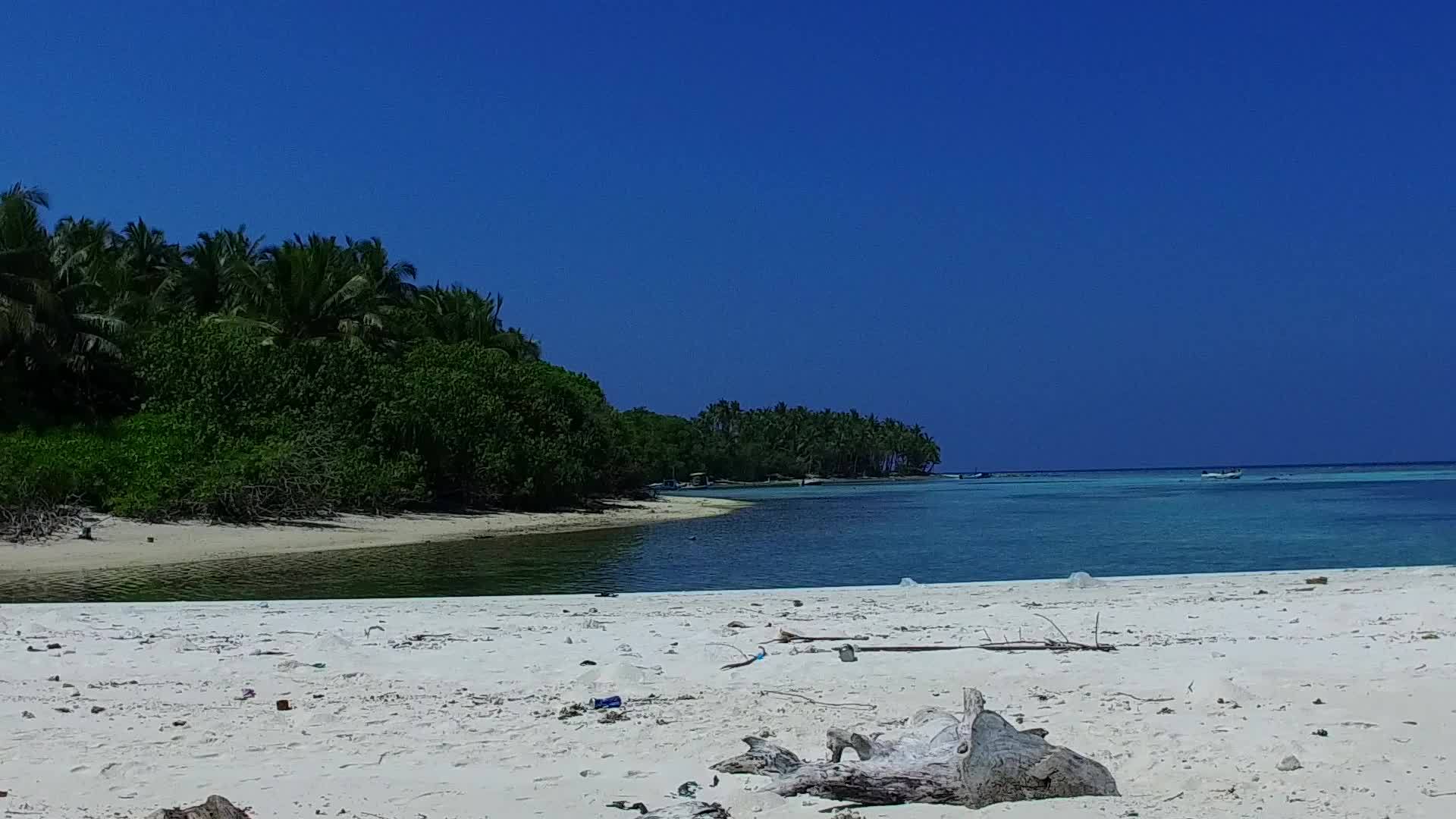 日出后蓝色的沙滩为背景的蓝色大海冲破了热带海岸线海滩视频的预览图