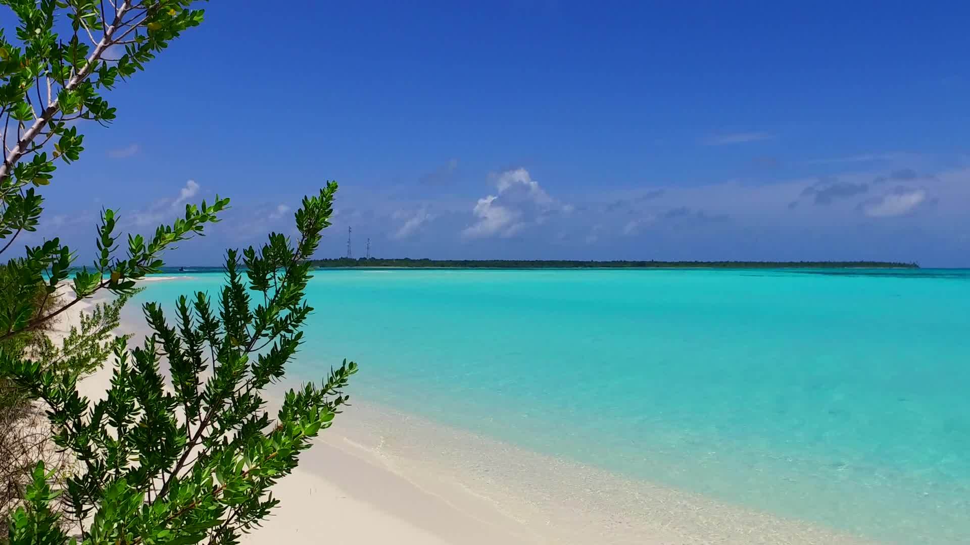 蓝色的环礁湖在海浪附近有明亮的沙背景视频的预览图