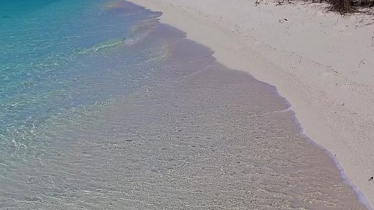 度假村附近有一个干净的海滩背景水蓝色泻湖热带海滩时间视频的预览图