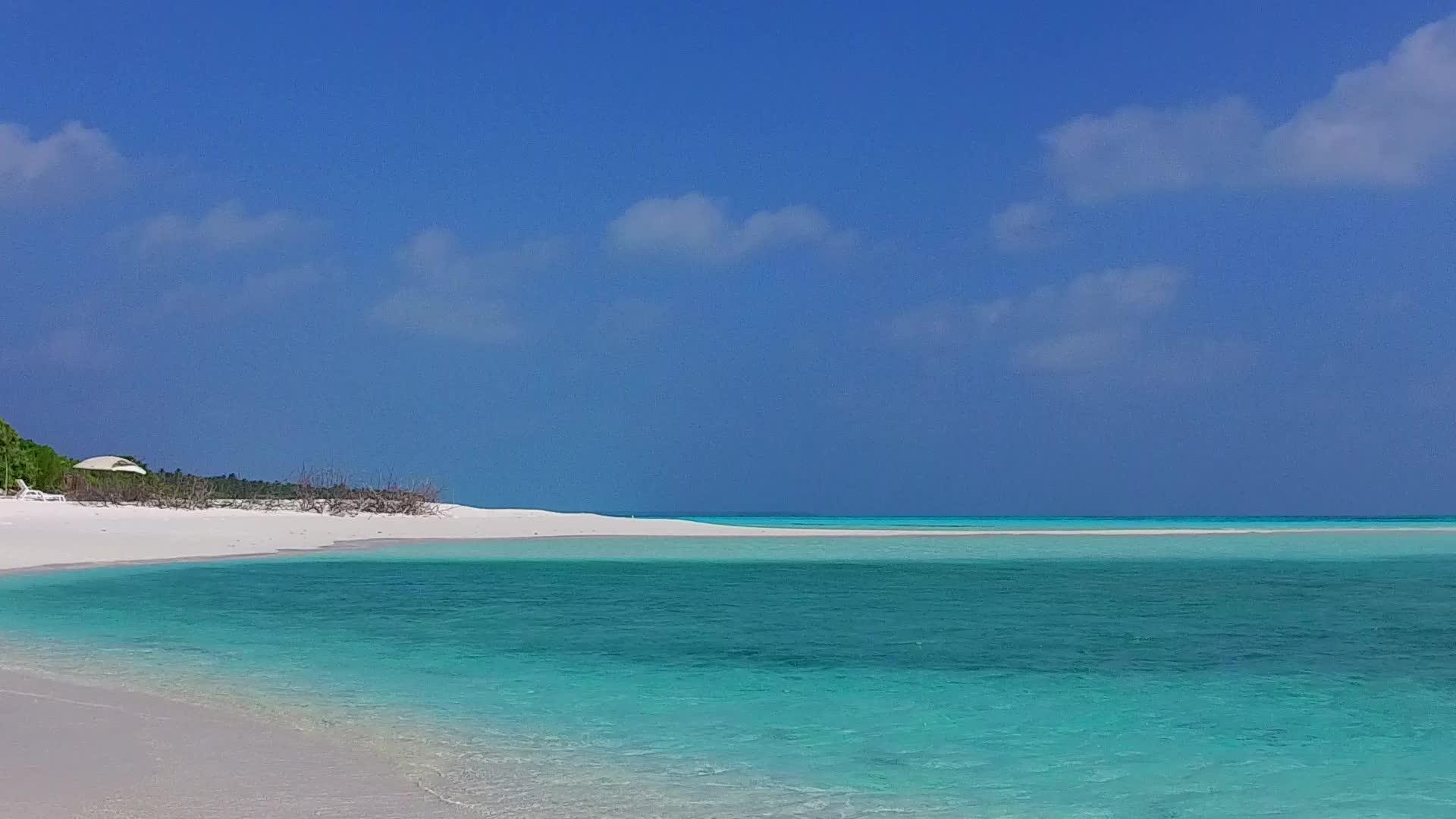阳光明媚的海岸海滩旅行在阳光下有白色的沙底背景视频的预览图