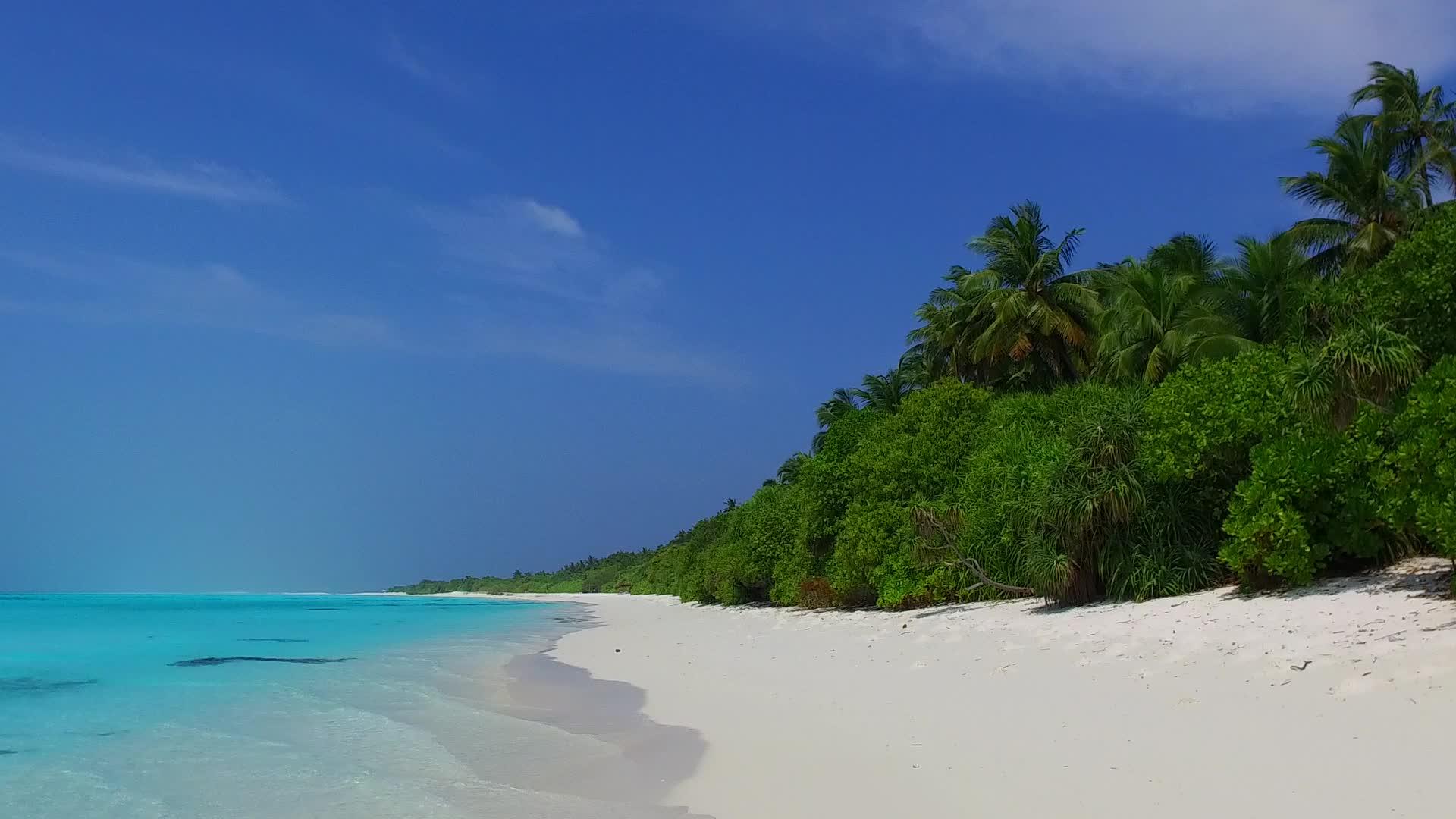 海洋度假胜地海滩浪漫全景日出后以白沙为背景为背景视频的预览图
