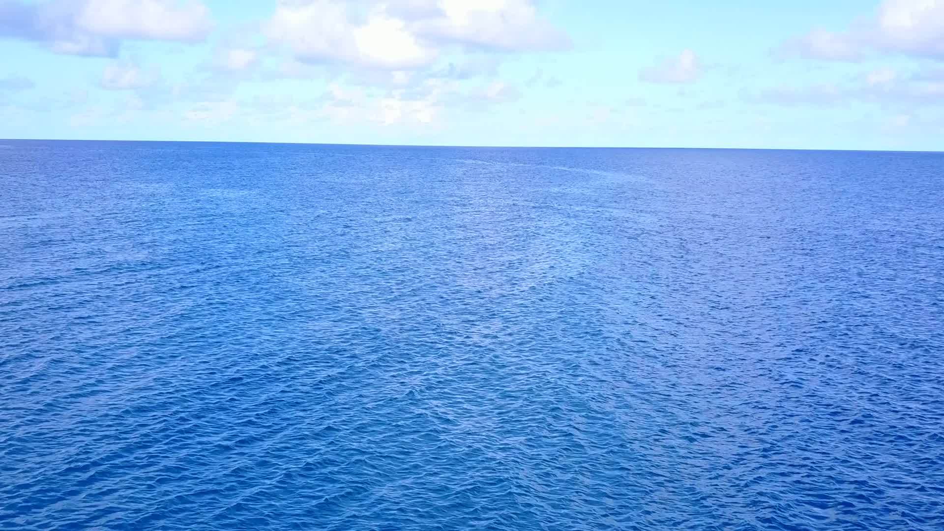天空复制了珊瑚礁附近清澈的水和白色的海滩背景空间视频的预览图