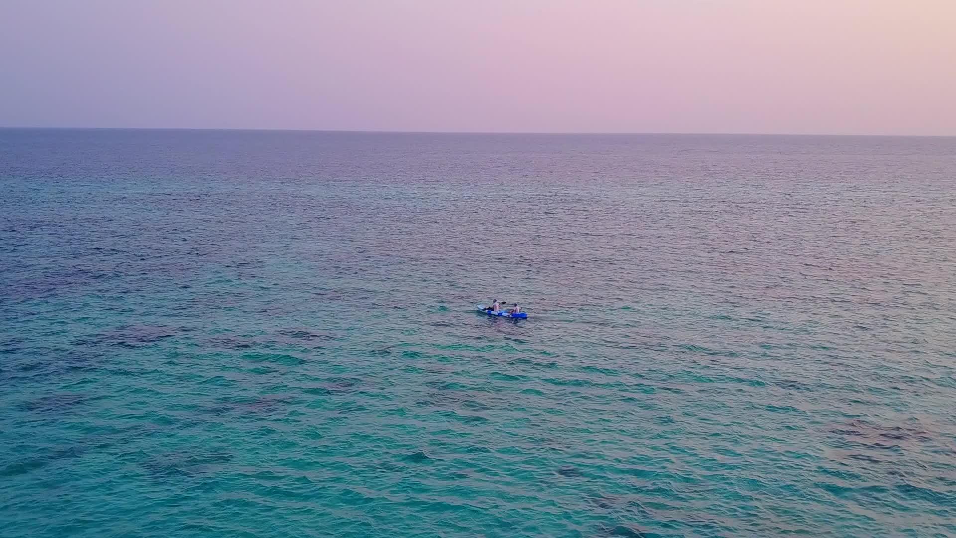 度假村附近白沙背景的蓝绿色泻湖近距离体验天堂海景海滩海滩视频的预览图