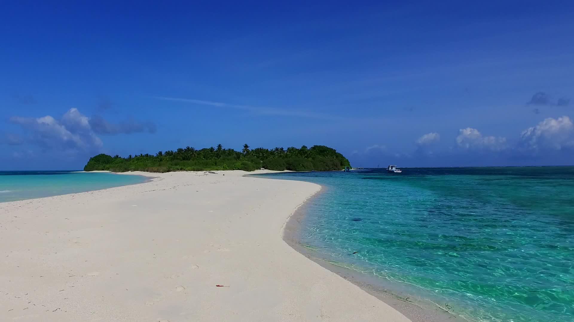 以蓝海和白沙为背景环礁湖海滩在珊瑚礁附近航行视频的预览图