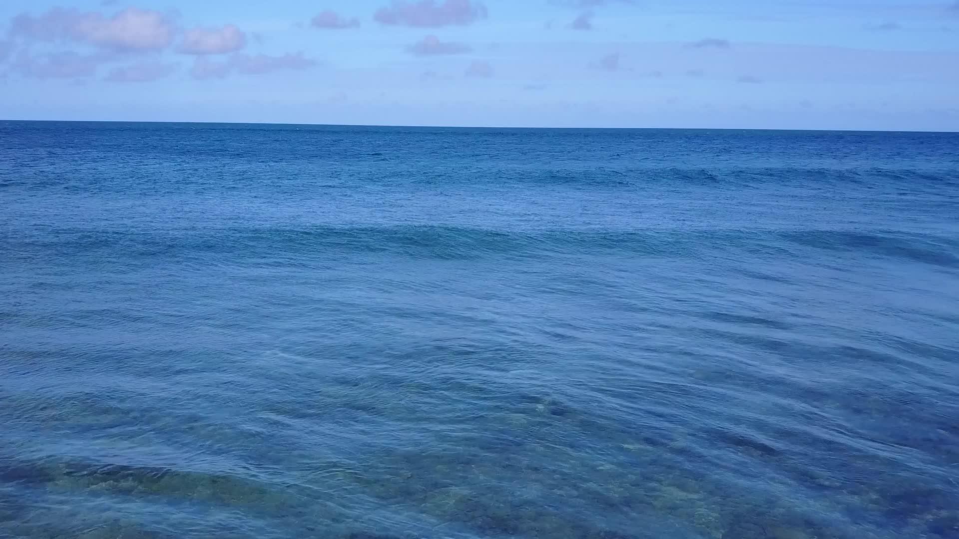 以透明环礁湖和日落前白沙背景的白色环礁为海滨时间视频的预览图
