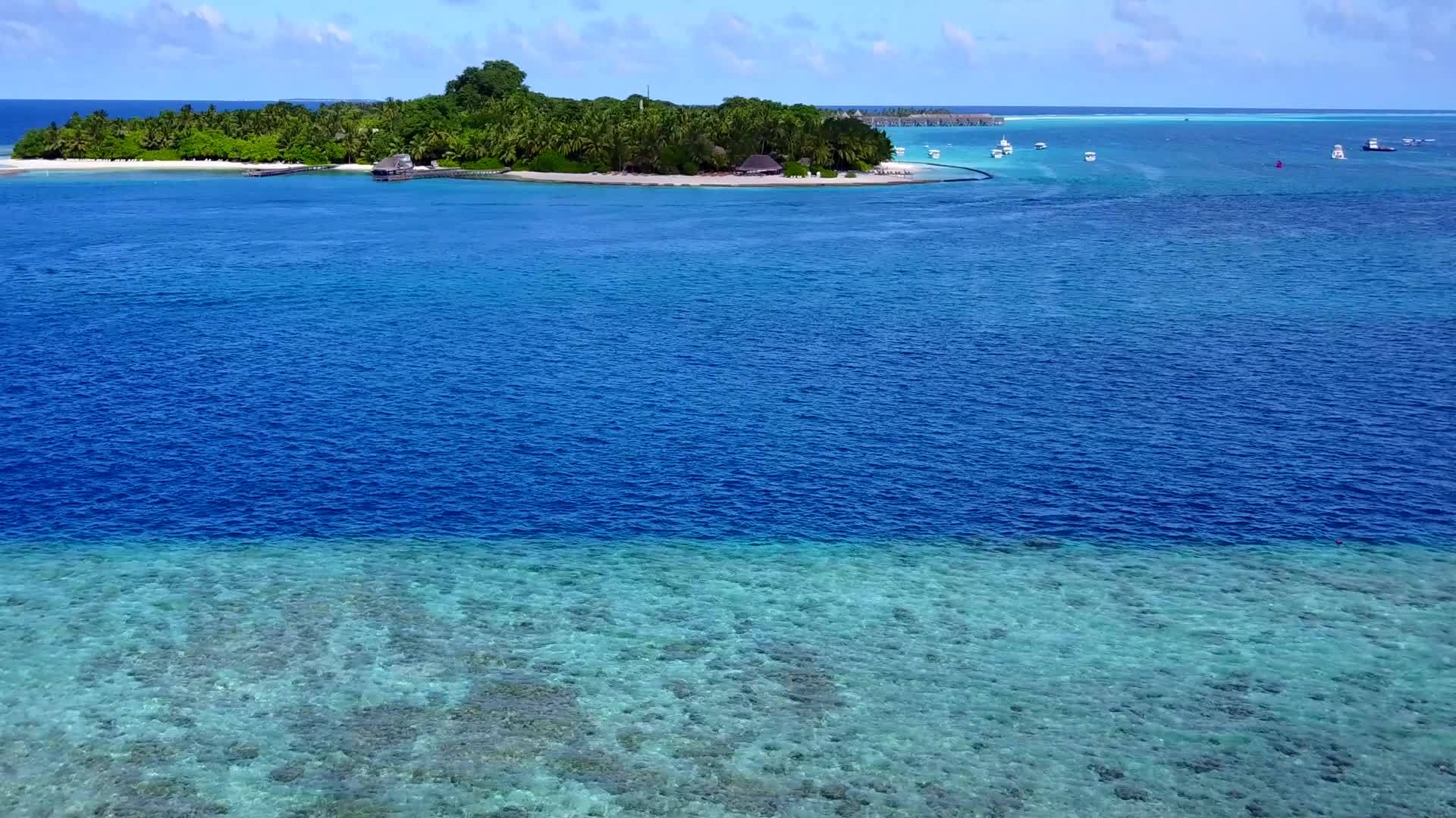 浅水和浅沙形成了完美的环礁湖海滩视频的预览图
