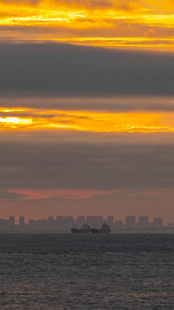 青岛胶州湾延时金色天空和渔船夕阳视频的预览图