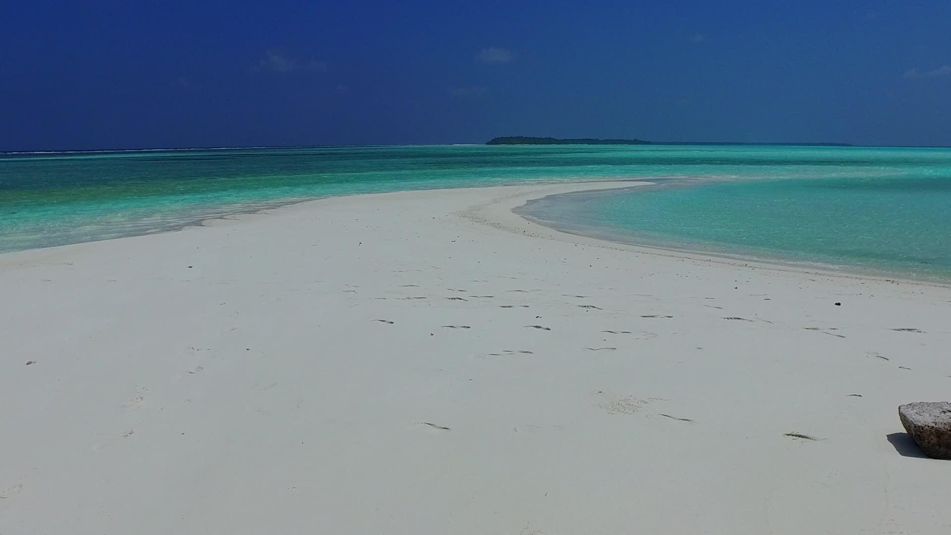 夏季风景的奇异度假胜地沙滩冒险由沙巴附近的白沙底部组成视频的预览图