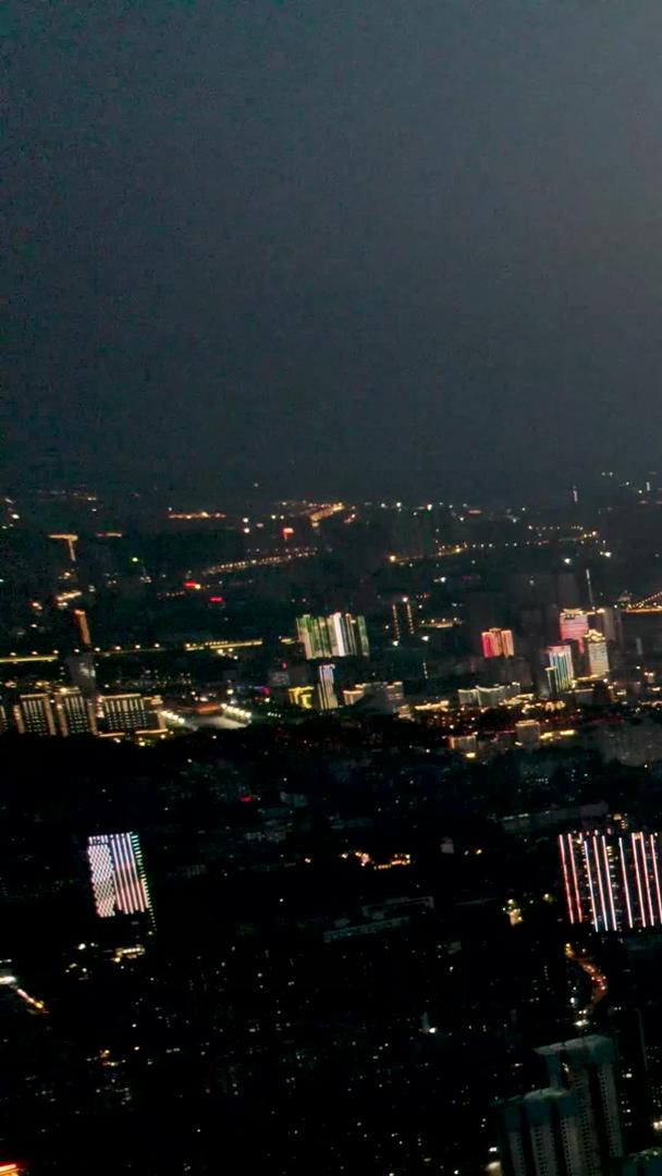 武汉长江两岸的航拍天际线和灯光秀夜景视频的预览图