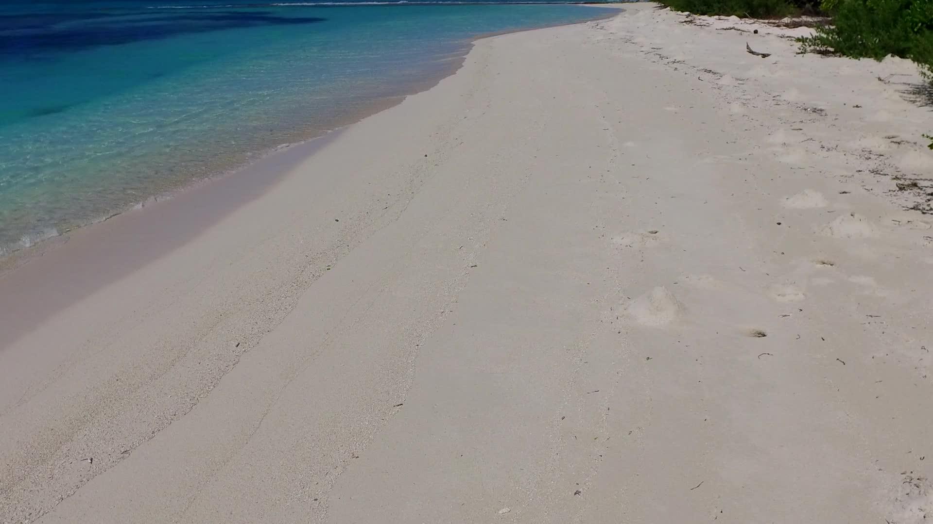 靠近沙洲的蓝绿色海洋和白色海滩有完美的背景视频的预览图