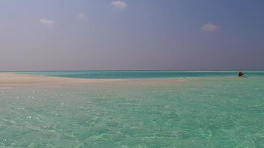 蓝色环礁湖和海滩附近的清洁沙滩背景延缓了咸泻湖海滩视频的预览图