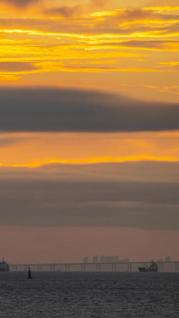 青岛胶州湾延时金色天空和渔船夕阳视频的预览图