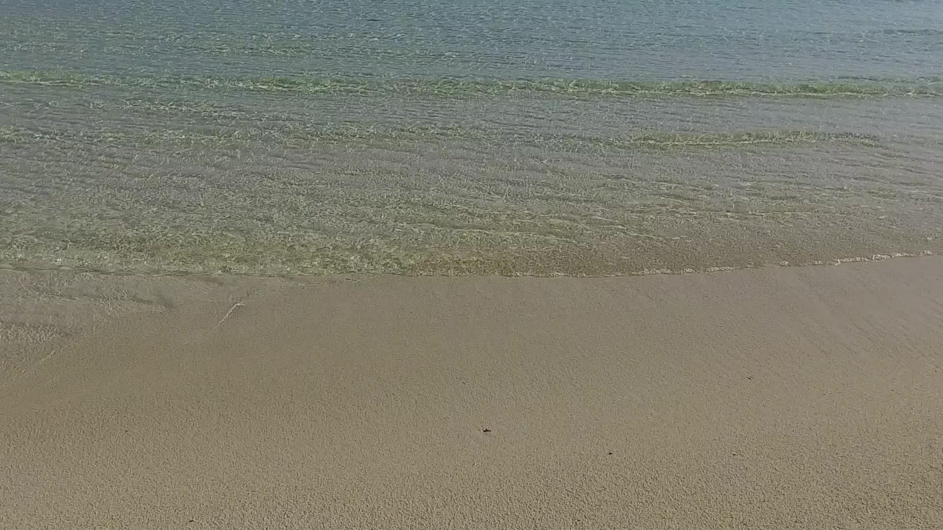 海洋岛屿海滩的背景是蓝环礁湖和度假胜地附近的白沙视频的预览图