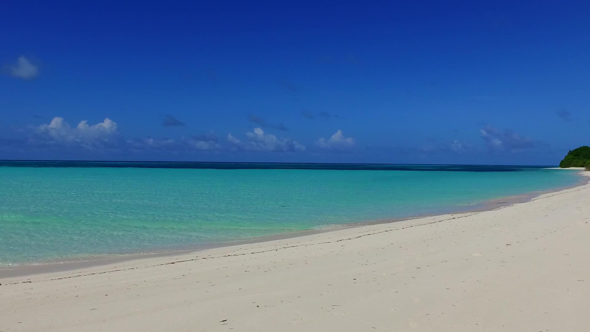 在阳光下以白沙为背景的蓝色海洋复制了异国情调的海湾海滩视频的预览图