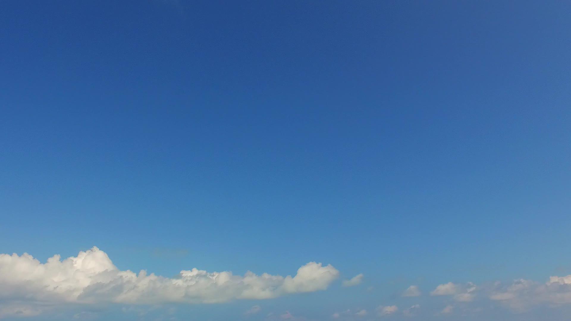 沙洲附近的白沙背景蓝色的水宁静的海滩时间夏天的摘要视频的预览图