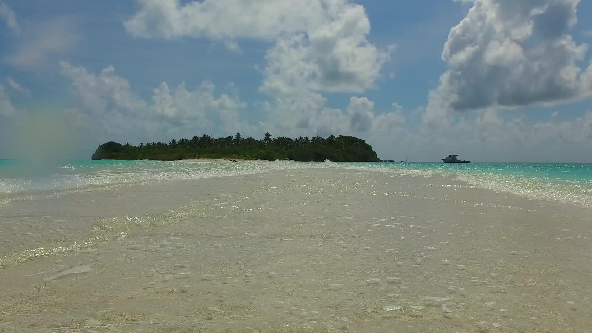 美丽的环礁湖和棕榈树附近的白色沙滩背景视频的预览图