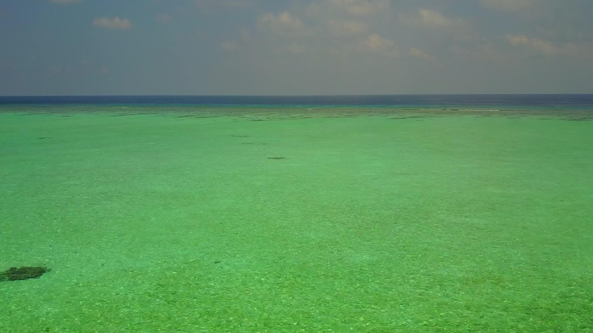 利用蓝海和沙洲附近的白沙背景复制热带海岸海滩野生动物视频的预览图