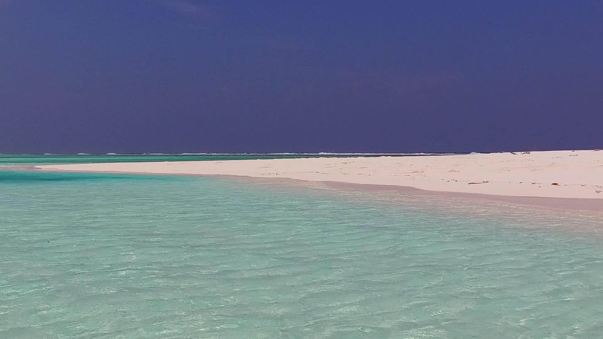 沿着蓝海海滩航行时阳光明媚的景象几乎是白色的视频的预览图